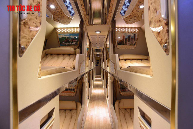 Nhà xe Phương Hồng Linh sử dụng xe Limousine giường nằm cao cấp, với thiết kế từng phòng có rèm che riêng biệt trang bị tivi