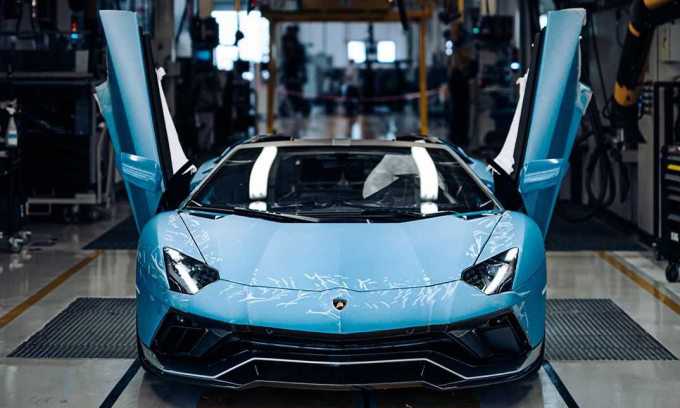 Lamborghini Aventador 4